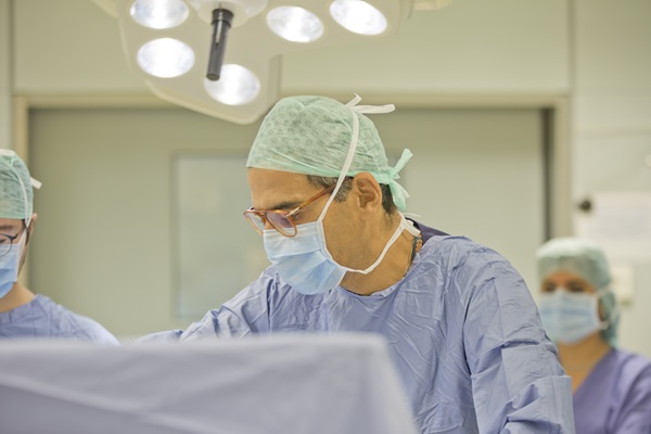 I vantaggi dell’approccio multidisciplinare negli interventi protesici mininvasivi dell’anca